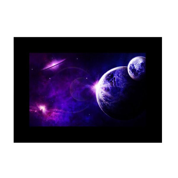 Digitaalinen kuvitus ulkoavaruudesta, jossa on kaksi sinistä ja violettia planeettaa, hehkuva tähti ja spiraalimainen galaksi Godox Slide Filter AK-S06 (10 kpl) -suodattimen inspiroimana, tummaa, tähtitäytteistä kosmista taustaa vasten.