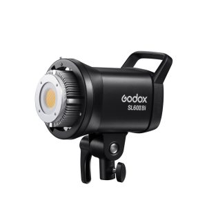 Godox SL60IIBI LED-videovalaisin -LED-valo, kuvassa mustana, kahvalla, jäähdytysventtiileillä ja kiinnityskannattimella, näkyy valkoista taustaa vasten.