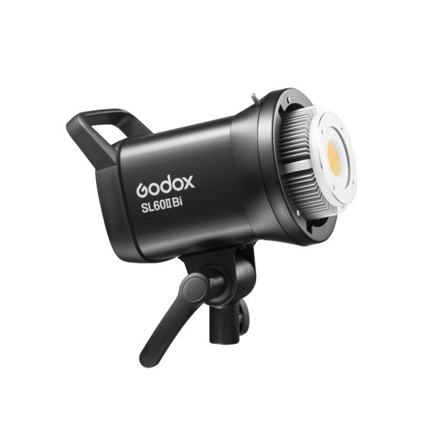 Mustassa Godox SL60IIBI LED-videovalaisimessa -LED-valo on kahva ja kiinnityskannatin, joka näkyy vinossa valkoisella pohjalla.