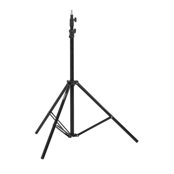 Godox SL60IID Trio kit -LED-valo on musta säädettävä kolmijalkainen valaisinjalusta, jossa on kolme pidennettyä jalkaa ja lukitusmekanismi keskitolpassa korkeuden säätöä varten, kuvassa valkoista taustaa vasten.