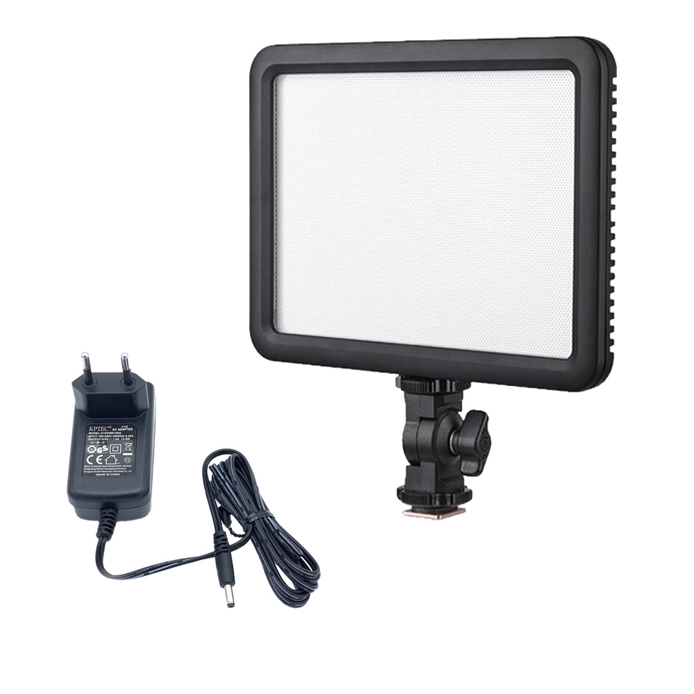 Godox Led P120C -sovitinsarja sisältää suorakulmaisen LED-videovalaisinpaneelin, jossa on musta kehys ja valkoinen etuosa, ja joka on kuvassa asennuskannattimen, virtasovittimen ja johdon kanssa.