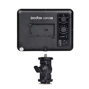 Godox Led P120C Adapter Kit -videovalopaneelin takanäkymä, jossa näkyvät säätönupit, akkupaikka ja säädettävä kiinnike.