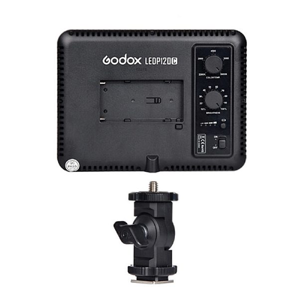 Godox Led P120C Adapter Kit -videovalopaneelin takanäkymä, jossa näkyvät säätönupit, akkupaikka ja säädettävä kiinnike.