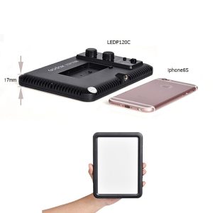Godox Led P120C Adapter Kit -valopaneeli, joka on vain 17 mm paksu, on esitetty iPhone 6S:n vieressä kokovertailun vuoksi. Kuvan alaosassa käsi pitää suorakulmaista valopaneelia pystyssä.