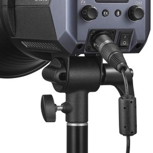 1685525289_205 Lähikuva jalustalle asennetun Godox Litemons LA150D Daylight Duo Kit -LED-valo -valaisimen takaosasta, jossa korostuvat sen ohjauspainikkeet, digitaalinen näyttö ja liitetty virtajohto.