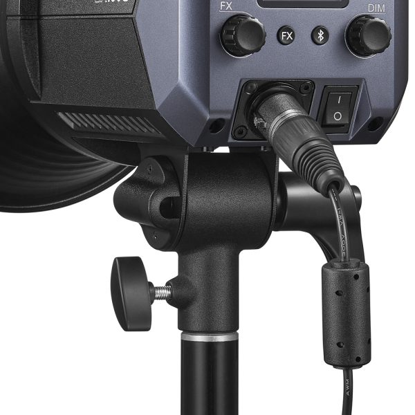 1685525289_205 Lähikuva jalustalle asennetun Godox Litemons LA150D Daylight Duo Kit -LED-valo -valaisimen takaosasta, jossa korostuvat sen ohjauspainikkeet, digitaalinen näyttö ja liitetty virtajohto.