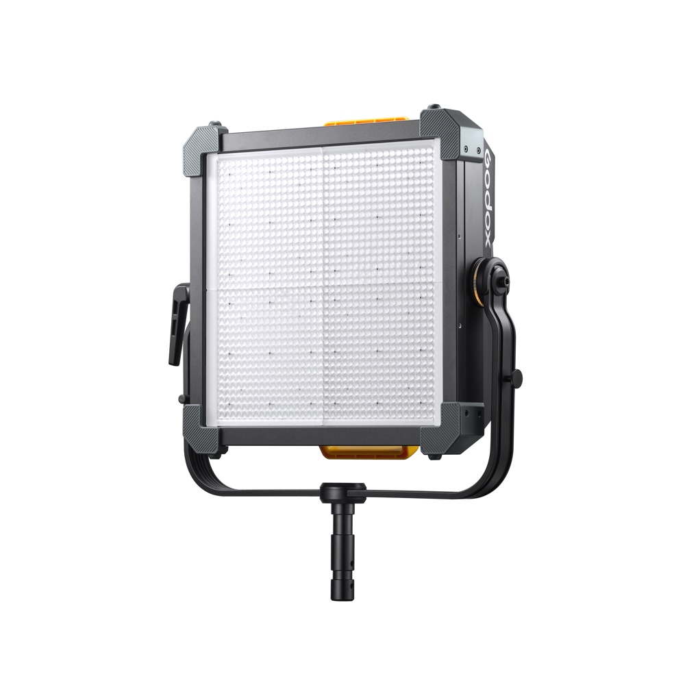Godox KNOWLED P600Bi Hard Panel Light on neliönmuotoinen LED-paneeli, jossa on polttimoruudukko, harmaat sivut oransseilla korostuksilla ja säädettävä musta kiinnike. Godoxin tuotemerkki näkyy oikeassa reunassa.