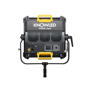 Mustan ja harmaan Godox KNOWLED P600Bi Hard Panel Light -valaisimen takanäkymä, jossa on keltaiset kahvat ja jossa näkyy sen ohjauspaneeli, portit ja säätönupit.