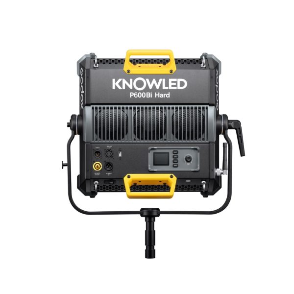 Mustan ja harmaan Godox KNOWLED P600Bi Hard Panel Light -valaisimen takanäkymä, jossa on keltaiset kahvat ja jossa näkyy sen ohjauspaneeli, portit ja säätönupit.