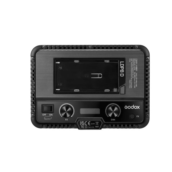 Godox LDP8D Streaming Slim -paneelivalaisin on suorakulmainen LED-videopaneeli, jossa on säätönupit, päälle/pois-kytkin, LED-näyttö, paristopaikka ja mallinimi etupuolella.