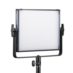 Godox KNOWLED LDX50BI -paneelivalaisin Bi-Color on suorakulmainen LED-paneeli, jossa on himmeä diffuusori ja joka on asennettu säädettävään mustaan jalustaan, jossa on kallistuskahvat molemmilla puolilla.