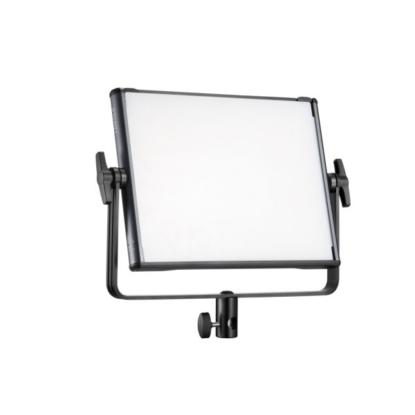 Godox KNOWLED LDX50BI Bi-Color -paneelivalaisimessa on suorakulmainen LED-paneeli valkoisella diffuusorilla, joka on asennettu mustaan säädettävään jalustaan, jossa on sivunupit helppoa kallistamista ja asentamista varten.