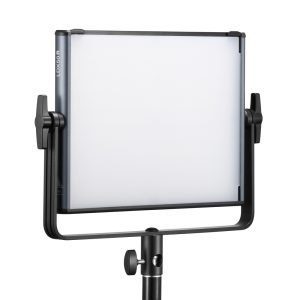 Godox KNOWLED LDX50R -paneelivalaisimessa RGBWW on suorakulmainen LED-paneeli himmeällä valkoisella diffuusorilla, joka on asennettu mustaan säädettävään jalustaan, jossa on sivukahvat helppoa kallistamista varten.