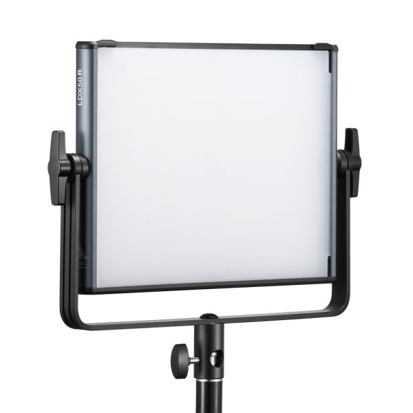 Godox KNOWLED LDX50R -paneelivalaisimessa RGBWW on suorakulmainen LED-paneeli himmeällä valkoisella diffuusorilla, joka on asennettu mustaan säädettävään jalustaan, jossa on sivukahvat helppoa kallistamista varten.