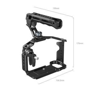 The SmallRig 4198 Cage Kit for Sony Alpha 7 III/Alpha 7R III is a black cage with a top handle, multiple mounting points and precise dimensions: it is designed to hold your camera firmly in place and complement it.