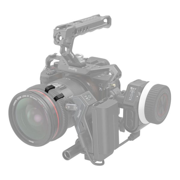 SmallRig 4302 AB Hard Stops -pakkaus on kuvassa asennettuna ammattimaisen videokameran kameralaitteistoon, jossa on objektiivi, yläkahva, sivukahva, ulkoinen akku, seurantatarkennusjärjestelmä ja erilaisia lisävarusteita. Tietyt osat on tummennettu sarjan korostamiseksi.