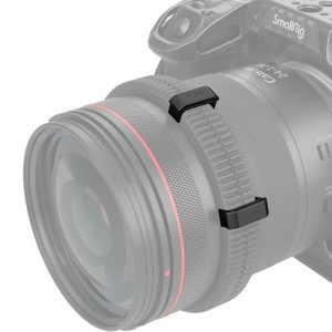 Lähikuva kameran objektiivista, johon on kiinnitetty kaksi mustaa SmallRig 4302 AB Hard Stops kitin tarkennusrengasta. Kamera ja objektiivi näkyvät haalistuneina ja puoliksi läpinäkyvinä, mikä korostaa kiinnitettyjä hammasrenkaita.