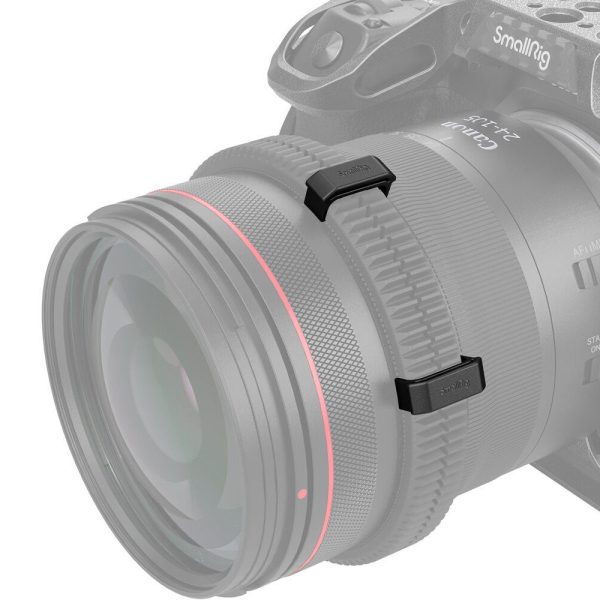 Lähikuva kameran objektiivista, johon on kiinnitetty kaksi mustaa SmallRig 4302 AB Hard Stops kitin tarkennusrengasta. Kamera ja objektiivi näkyvät haalistuneina ja puoliksi läpinäkyvinä, mikä korostaa kiinnitettyjä hammasrenkaita.