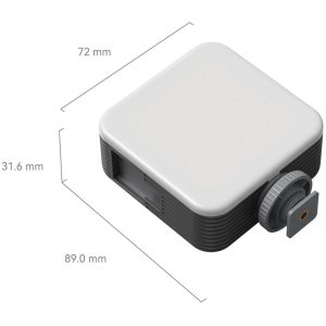 SmallRig 4276 Full Color Mini LED Video Light Vibe P108 on suorakulmainen paneeli, jossa on pyöristetyt reunat, mustat sivut, kiinnitysnuppi, ja sen mitat ovat 72 mm leveä, 31,6 mm korkea ja 89 mm pitkä.