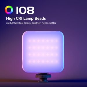 SmallRig 4276 Full Color Mini LED Video Light Vibe P108 sisältää neliönmuotoisen paneelin, joka hehkuu pehmeässä violetissa ja sinisessä sävyssä kompaktissa jalustassa. Siinä on 108 LED-valoa, joiden CRI-arvo on korkea, ja 36 000 täyttä RGB-väriä kirkkaampaa ja täyteläisempää valaistusta varten.