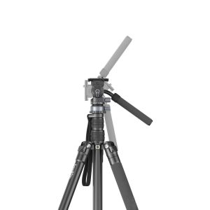 SmallRig 4319 FreeBlazer Alumiiniseosvideostatiivissa CT190, musta, on säädettävät jalat ja kääntyvä panoraamakahva, jotka on esitetty eri kulmissa valkoista taustaa vasten.