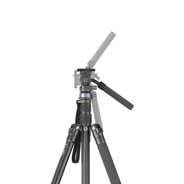 SmallRig 4319 FreeBlazer Alumiiniseosvideostatiivissa CT190, musta, on säädettävät jalat ja kääntyvä panoraamakahva, jotka on esitetty eri kulmissa valkoista taustaa vasten.