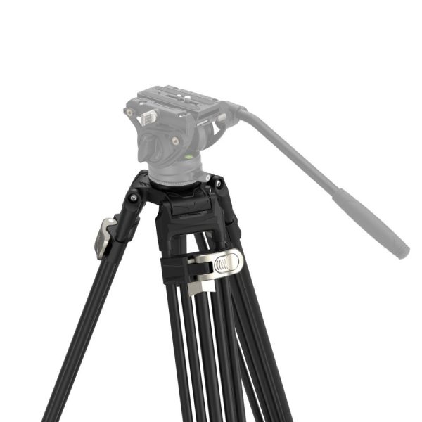 SmallRig 4164 FreeBlazer Heavy Duty Aluminum Alloy Tripod AD 80:ssä on kolme mustaa jalkaa, kiinnityslevy ja pitkä kahva, joka ulottuu sen säädettävästä päästä. Tausta on pelkkä valkoinen.