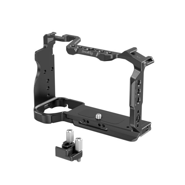 SmallRig 4422 Cage Kit for Sony Alpha 7C II / Alpha 7CR sisältää mustan metallisen kamerahäkin, jossa on useita kiinnityspisteitä, kiinnitetty pohjalevy ja mukana tulee erillinen pieni metallinen kiinnike, jossa on kaksi sylinterimäistä tankoa.