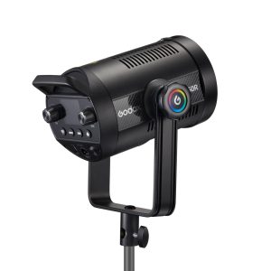 Mustan värinen Godox SL150R RGB LED -videovalaisin, jossa on säätönupit ja värikäs pyöreä painike, on asennettu jalustalle ja näytetään takaa valkoista taustaa vasten.