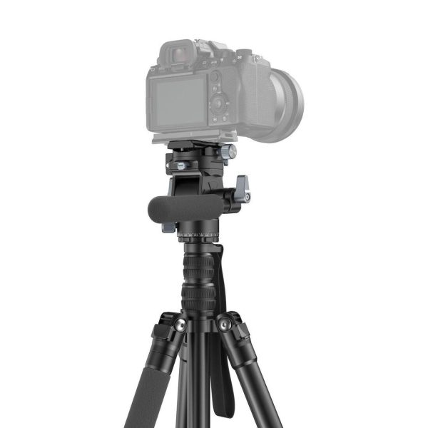 1698328236_335 SmallRig 4307 -videostatiivin FreeBlazer CT195, musta, on kuvattu valkoisella taustalla, ja siihen on asennettu mikrofoni ja puoliksi läpinäkyvä digitaalikamera, joka korostaa jalustaa ja mikrofonia.