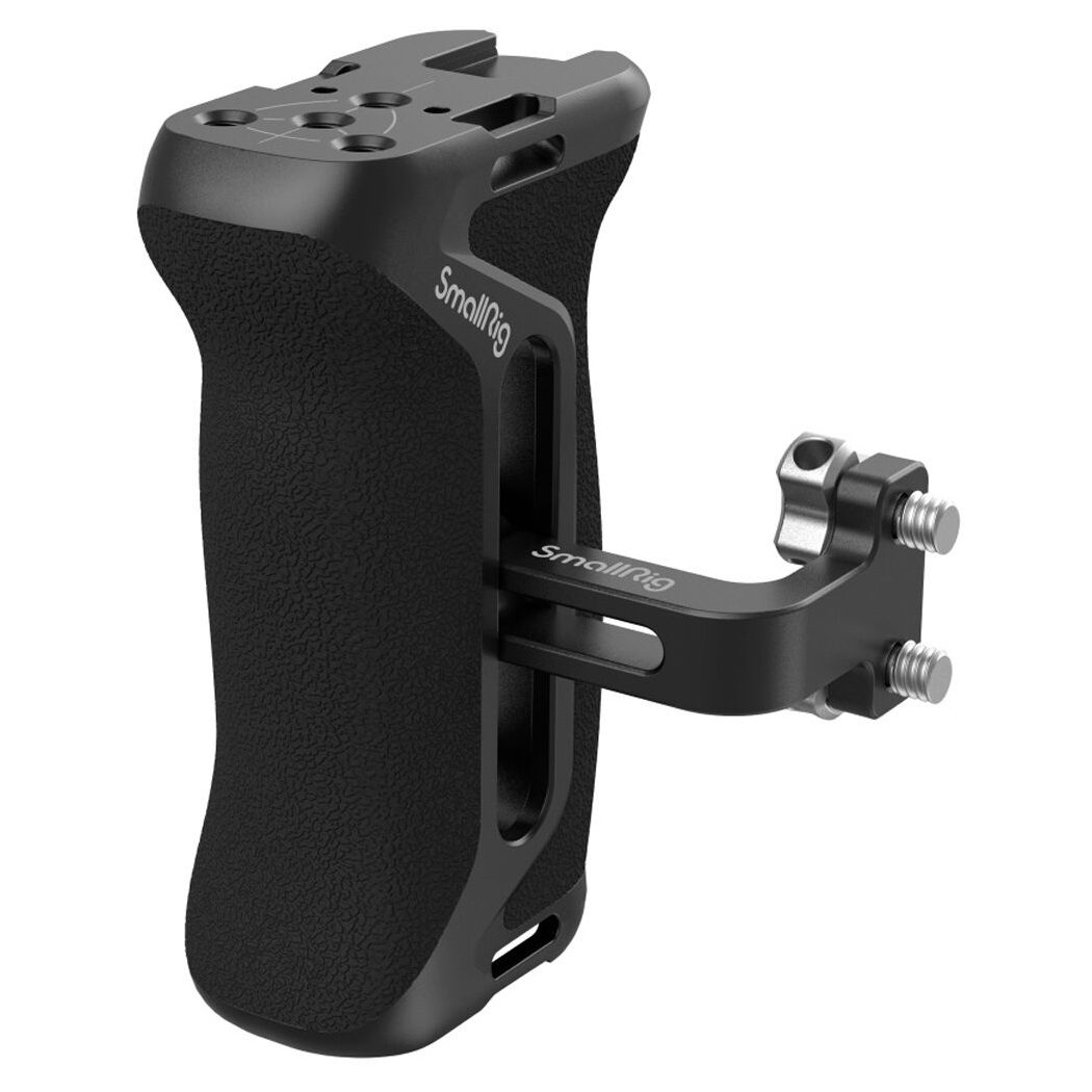 SmallRig 4015 Sivukahva 1/4"-20 ruuveilla on kompakti, muotoiltu musta ergonominen kamerakahva, jossa on kuvioitu pinta, SmallRig-logo, kiinnityspisteet ja kiinnitetty sivukannatin lisävarusteita varten. Ihanteellinen kädessä pidettävään käyttöön.