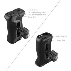 Kaksi näkymää SmallRig 4346 Side Handle with Two in One Locating Screw (musta) -kahvasta, jossa on merkitty seuraavat ominaisuudet: kylmäkenkä, paikoitusreikä, kierteitetty reikä, hihna-aukko, kuusiokoloavain ja kuvioitu pinta. "SmallRig-brändi on näkyvissä.