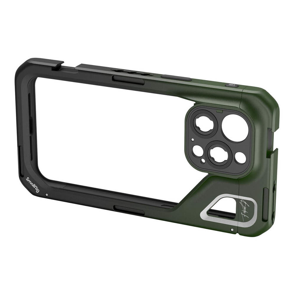 Tukeva vihreä ja musta SmallRig 4473 x Brandon Li Mobile Video Cage for iPhone 15 Pro Max Co design Edition, jossa on vahvistetut kulmat, useita kameran leikkauksia ja SmartRig-brändi alakulmassa, kuvassa tyhjänä.