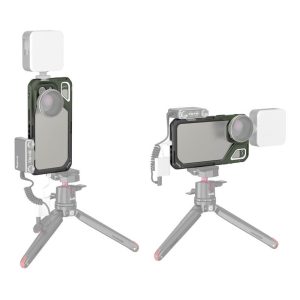Kaksi SmallRig 4473 x Brandon Li -mobiilivideohäkkiä iPhone 15 Pro Max -puhelimelle on asennettu ministatiiviin objektiivien, mikrofonien ja valojen kanssa. Vasen häkki on hieman haalistunut; oikea häkki on näkyvä ja täysin näkyvä.