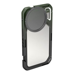 SmallRig 4473 x Brandon Li Mobile Video Cage for iPhone 15 Pro Max Co design Edition on kestävä vihreä ja musta kotelo, jossa on sisäänrakennettu pyöreä linssikiinnike ja suojareunat, jotka parantavat kameran ominaisuuksia ja kestävyyttä.