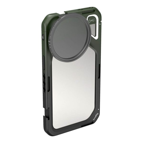 SmallRig 4473 x Brandon Li Mobile Video Cage for iPhone 15 Pro Max Co design Edition on kestävä vihreä ja musta kotelo, jossa on sisäänrakennettu pyöreä linssikiinnike ja suojareunat, jotka parantavat kameran ominaisuuksia ja kestävyyttä.