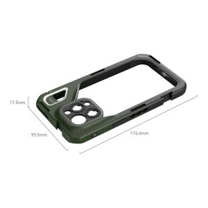 SmallRig 4473 x Brandon Li Mobile Video Cage for iPhone 15 Pro Max Co Design Edition on kestävä tummanvihreä ja musta kotelo, jossa on kameran leikkaukset, tarkat 176,6 × 95,5 × 17,5 mm:n mitat, kuvioidut reunat ja vahvistetut kulmat.