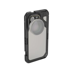 1704464449_026 Mustassa SmallRig 4391 Mobile Video Cage for iPhone 15 Pro Max -mobiilivideohäkissä on kestävä muotoilu ja suuri irrotettava kameran linssi, joka on asennettu puhelimen takakameran päälle ja joka näkyy tavallisella valkoisella pohjalla.