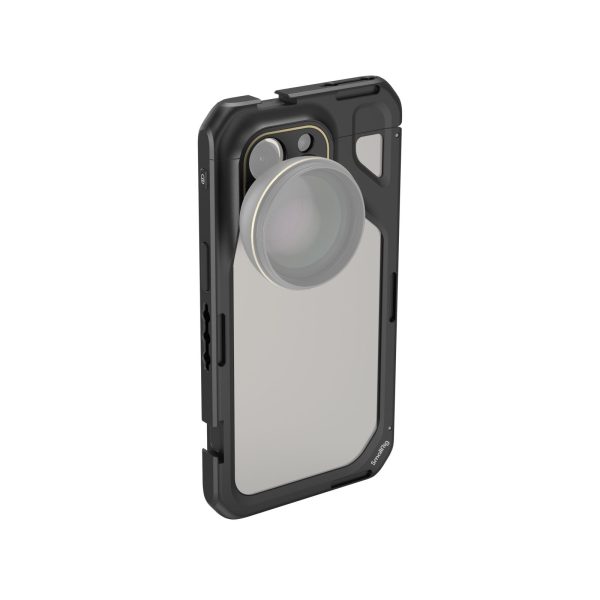 1704464449_026 Mustassa SmallRig 4391 Mobile Video Cage for iPhone 15 Pro Max -mobiilivideohäkissä on kestävä muotoilu ja suuri irrotettava kameran linssi, joka on asennettu puhelimen takakameran päälle ja joka näkyy tavallisella valkoisella pohjalla.