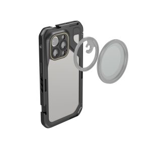 1704464452_791 SmallRig 4391 Mobile Video Cage for iPhone 15 Pro Max -mobiilivideohäkki on mustan ja harmaan värinen, ja siinä on kirkas takapuoli sekä pyöreä, irrotettava linssinsuojus ja pyöreä rengas, joka on sijoitettu kameran lähelle, kaikki valkoisella pohjalla.