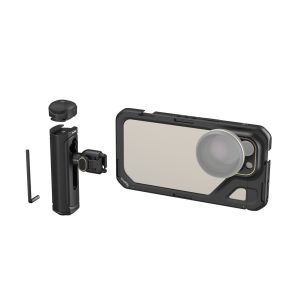 SmallRig 4392 Mobile Video Kit (Dual Handheld) iPhone 15 Pro Max -mallille sisältää mustan, tukevan kotelon, jossa on kiinnitetty objektiivi, irrotettavan mustan kahvan, pienen työkalun ja kiinnityskappaleen, jotka kaikki näkyvät valkoisella pohjalla.