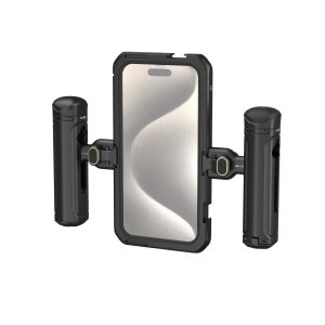 SmallRig 4392 Mobile Video Kit (Dual Handheld) iPhone 15 Pro Maxille sisältää kaksi sylinterimäistä sivukahvaa ja pystysuoran, suojaavan puhelinkotelon, joka takaa turvallisen käsittelyn ja vakauden käytön aikana.