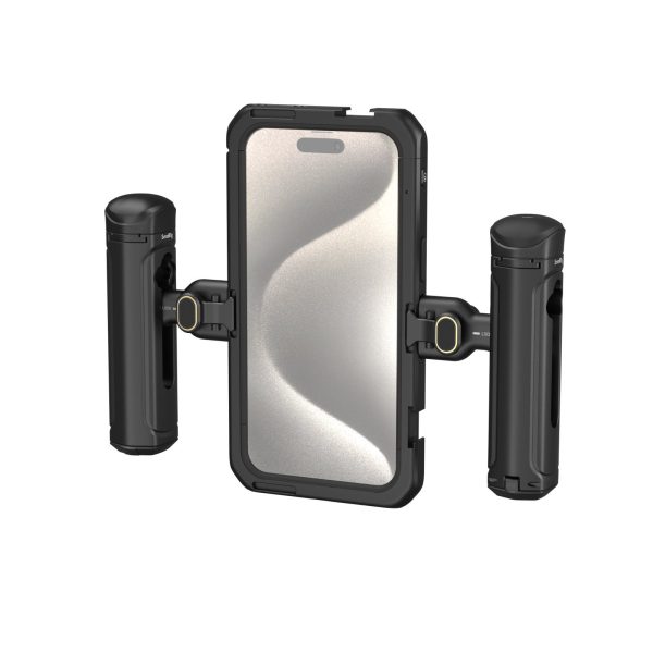 SmallRig 4392 Mobile Video Kit (Dual Handheld) iPhone 15 Pro Maxille sisältää kaksi sylinterimäistä sivukahvaa ja pystysuoran, suojaavan puhelinkotelon, joka takaa turvallisen käsittelyn ja vakauden käytön aikana.