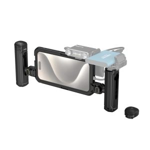 SmallRig 4392 Mobile Video Kit (Dual Handheld) iPhone 15 Pro Max -mallille sisältää mustan telineen, jossa on kaksi sivukahvaa, ulkoinen mikrofoni, pieni LED-valo ja irrotettava Bluetooth-kaukosäädin vaakasuoraa älypuhelimen kiinnitystä varten.