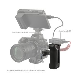 Nikon-kamera, johon on asennettu monitori (2905B), mikrofoni (3487), kääntyvä levy (4306) ja SmallRig 4416 Arca-tyyppinen sivukahva, joissa kaikissa on mallinumero.