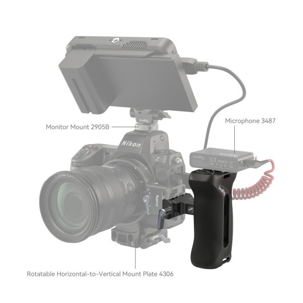 Nikon-kamera, johon on asennettu monitori (2905B), mikrofoni (3487), kääntyvä levy (4306) ja SmallRig 4416 Arca-tyyppinen sivukahva, joissa kaikissa on mallinumero.