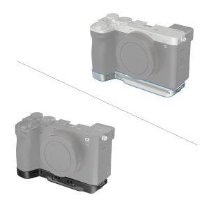 Kahdessa kuvassa peilittömästä kamerasta, jossa on puoliksi läpinäkyvä runko, näkyy SmallRig 4438 Bottom Mount Plate for Sony A7C II / A7CR (musta) kiinnitettynä jalustaan ja sivuun; toinen kiinnityslevy on vaaleanharmaa, toinen musta.
