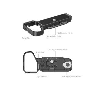 SmallRig 4438 Bottom Mount Plate for Sony A7C II / A7CR (musta) sisältää Arca-Swiss-levyn, hihna-aukon, M4- ja 1/4″-20-kierrereiät, QD-liitännän ja sisäänrakennetun litteäpäisen ruuvimeisselin; kuvassa ylhäältä ja alhaalta.