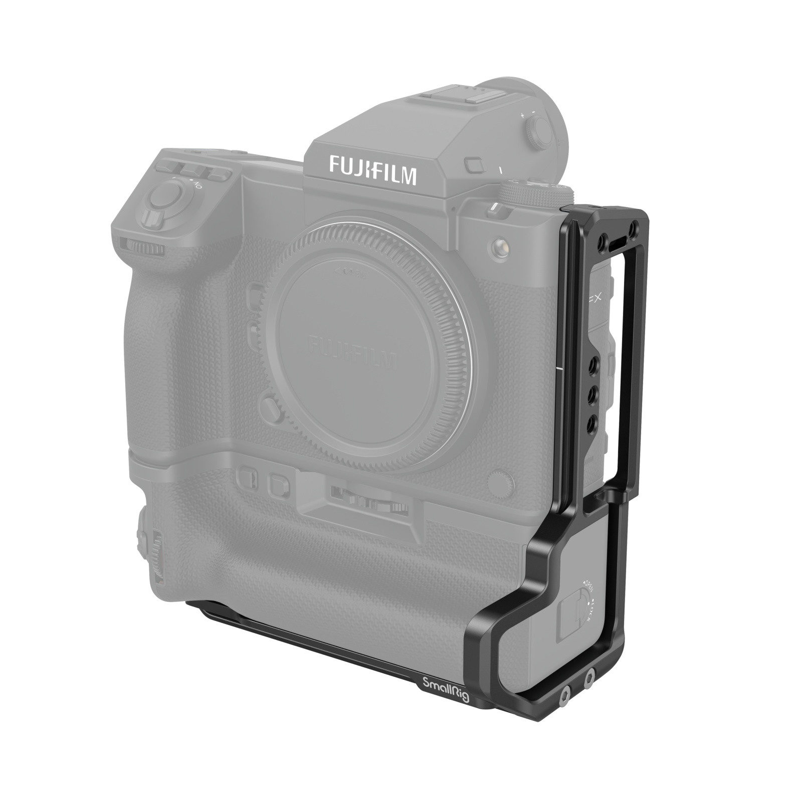 SmallRig 4203 L-muotoinen kiinnityslevy Fujifilm GFX100 II:lle akkukahvan kanssa näkyy kiinnitettynä puoliksi läpinäkyvään kamerarunkoon, mikä korostaa sen turvallista istuvuutta, lisäsuojaa ja ylimääräisiä kiinnitysmahdollisuuksia.