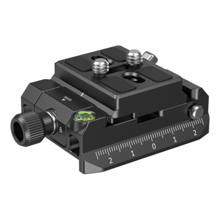 SmallRig 4234 Arca Swiss / Manfrotto Compatible Mount Plate Kit on musta metallinen pikakiinnike, jossa on numeroitu viivoitin, kuplavaa'an taso, kiinnityskierteet ja säätönuppi jalustan tai kiskon tarkkaa asemointia varten.